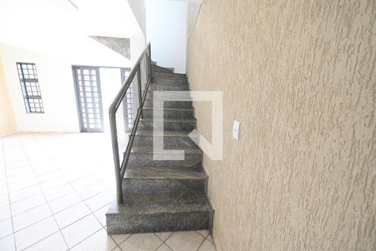 Escada de casa para alugar com 5 quartos, 320m² em Jardim Mont Serrat, Aparecida de Goiânia