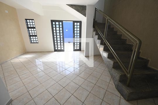Sala de casa para alugar com 5 quartos, 320m² em Jardim Mont Serrat, Aparecida de Goiânia