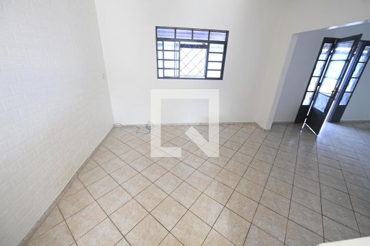 Sala de casa para alugar com 5 quartos, 320m² em Jardim Mont Serrat, Aparecida de Goiânia