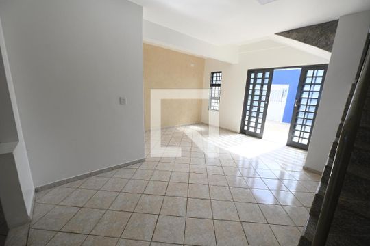 Sala de casa para alugar com 5 quartos, 320m² em Jardim Mont Serrat, Aparecida de Goiânia