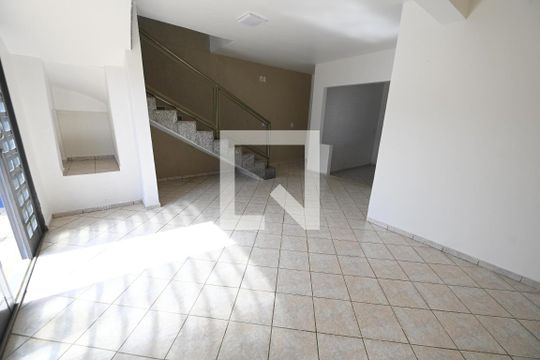 Sala de casa para alugar com 5 quartos, 320m² em Jardim Mont Serrat, Aparecida de Goiânia