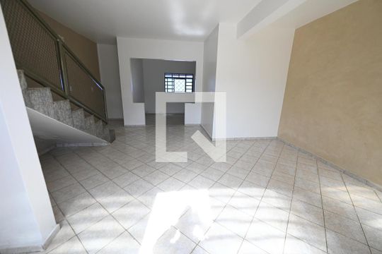 Casa para alugar com 5 quartos, 320m² em Jardim Mont Serrat, Aparecida de Goiânia