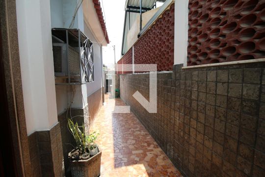 Área comum - Corredor lateral de casa à venda com 4 quartos, 580m² em Penha, Rio de Janeiro