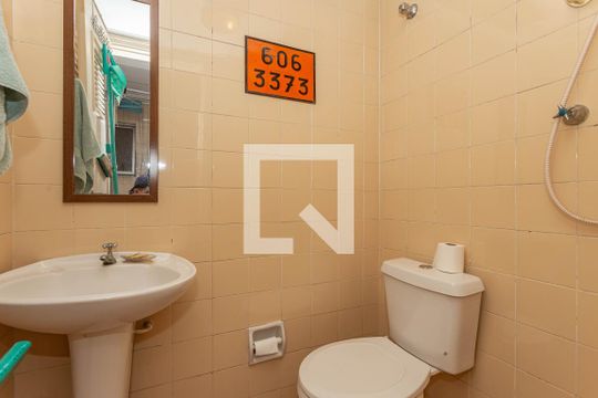 Banheiro de serviços de apartamento para alugar com 3 quartos, 99m² em Aclimação, São Paulo