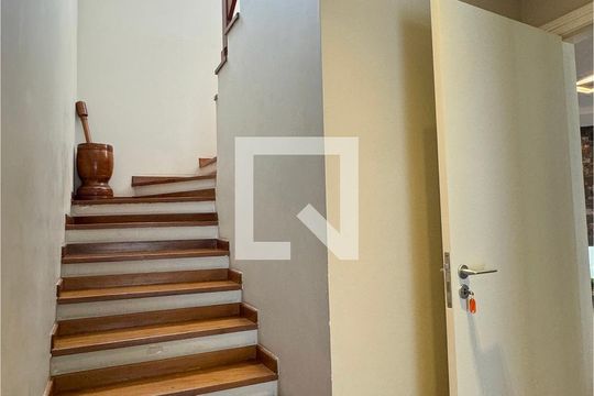 Escada de casa de condomínio à venda com 4 quartos, 597m² em Alphaville, Santana de Parnaíba