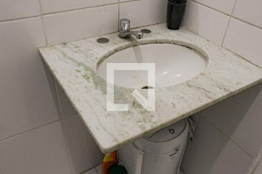 Banheiro de kitnet/studio à venda com 1 quarto, 21m² em Copacabana, Rio de Janeiro