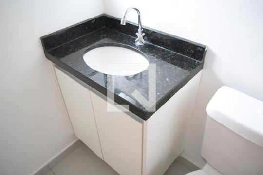 Banheiro de kitnet/studio para alugar com 1 quarto, 35m² em Novo Mundo, Curitiba