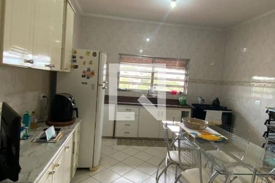 Casa à venda com 4 quartos, 200m² em Vila Nhocuné, São Paulo