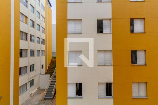 Vista Quarto 2 de apartamento para alugar com 2 quartos, 48m² em Vila Carmosina, São Paulo