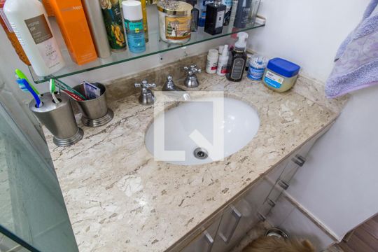 Detalhe do Banheiro da Suite de apartamento para alugar com 3 quartos, 96m² em Alphaville Industrial, Barueri