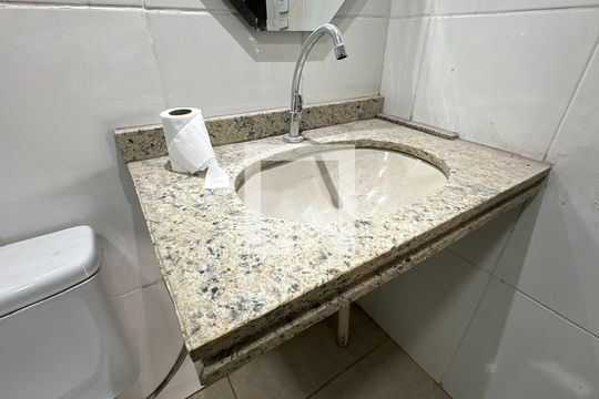 Banheiro de kitnet/studio para alugar com 1 quarto, 27m² em Pilarzinho, Curitiba