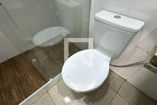 Banheiro de kitnet/studio para alugar com 1 quarto, 27m² em Pilarzinho, Curitiba