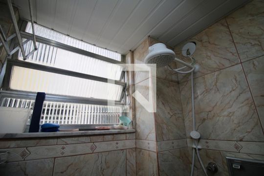 Banheiro de apartamento à venda com 2 quartos, 48m² em Olaria, Rio de Janeiro