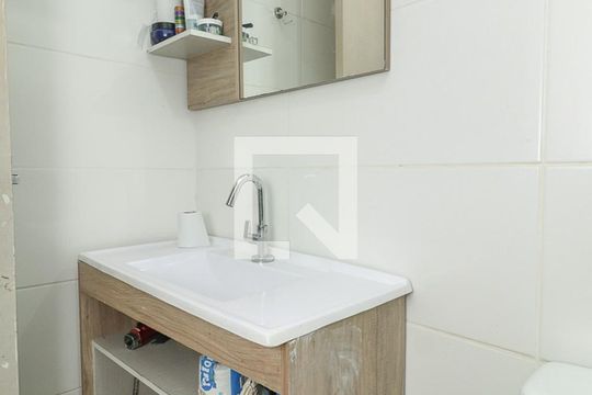 Banheiro  de apartamento à venda com 2 quartos, 60m² em Rubem Berta, Porto Alegre