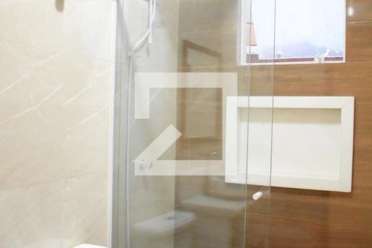 Banheiro de casa para alugar com 2 quartos, 60m² em Santa Cândida, Curitiba