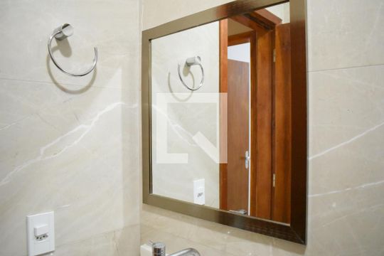Banheiro de casa para alugar com 2 quartos, 60m² em Santa Cândida, Curitiba