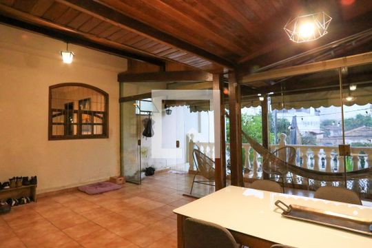 Varanda de casa à venda com 4 quartos, 250m² em Santa Tereza, Belo Horizonte