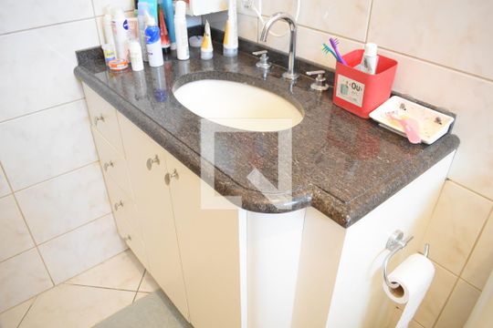 Banheiro da Suíte de casa de condomínio para alugar com 3 quartos, 120m² em Santa Cândida, Curitiba