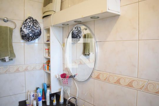 Banheiro da Suíte de casa de condomínio para alugar com 3 quartos, 120m² em Santa Cândida, Curitiba