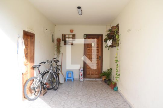 Garagem de casa de condomínio para alugar com 3 quartos, 120m² em Santa Cândida, Curitiba