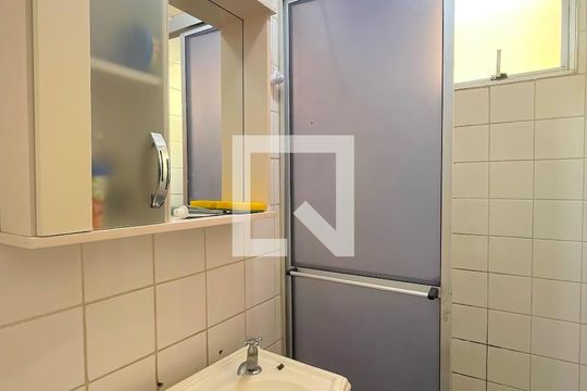 Banheiro de apartamento para alugar com 2 quartos, 70m² em Rubem Berta, Porto Alegre
