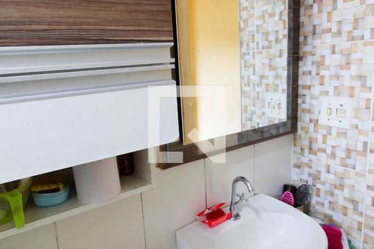 Banheiro de apartamento para alugar com 2 quartos, 49m² em Jardim Petrópolis, Cotia