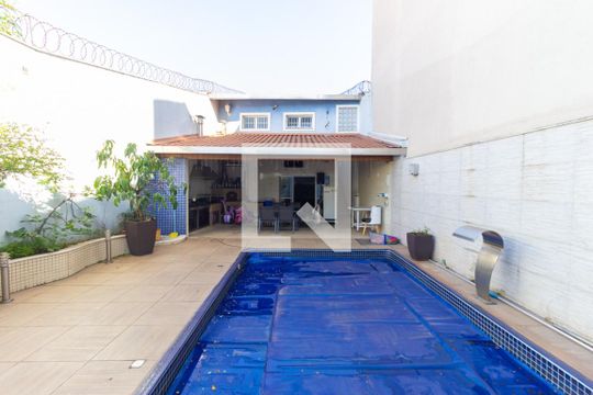 Piscina de casa à venda com 4 quartos, 380m² em Vila Monumento, São Paulo
