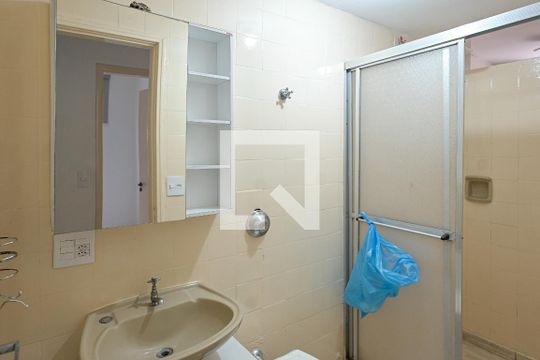 Banheiro de apartamento para alugar com 2 quartos, 56m² em Jardim Patente, São Paulo