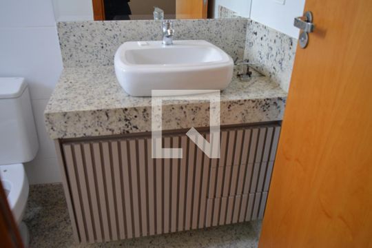 Banheiro da Suite de apartamento à venda com 3 quartos, 81m² em Cabral, Contagem