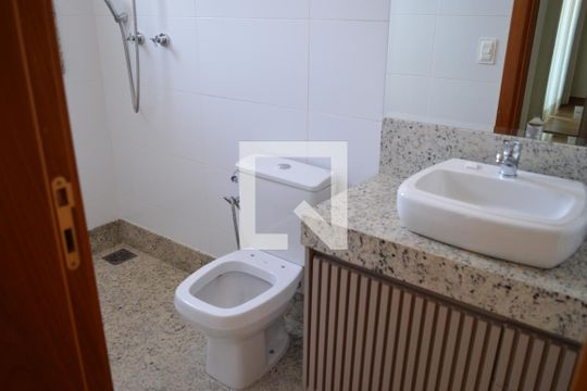 Banheiro da Suite de apartamento à venda com 3 quartos, 81m² em Cabral, Contagem