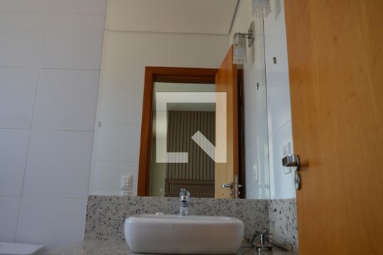 Banheiro da Suite de apartamento à venda com 3 quartos, 81m² em Cabral, Contagem