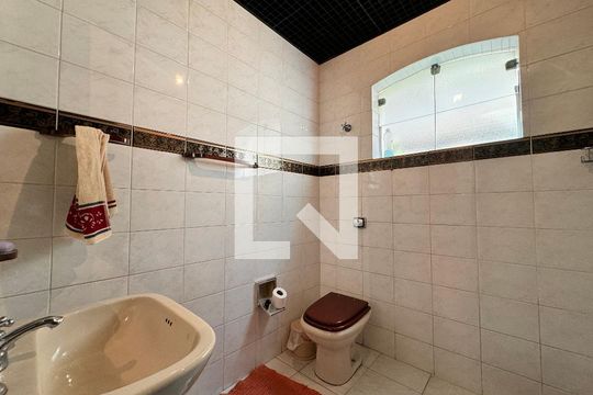 Banheiro de casa à venda com 3 quartos, 203m² em Vila Humaita, Santo André