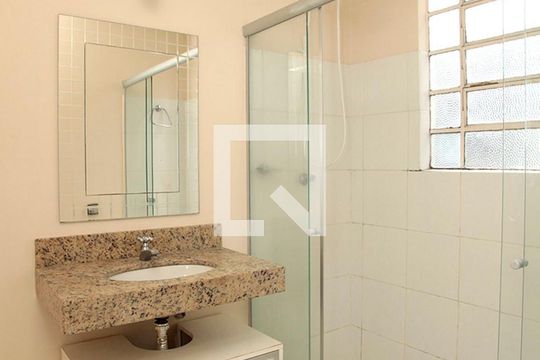 Banheiro de apartamento para alugar com 1 quarto, 53m² em Petrópolis, Porto Alegre