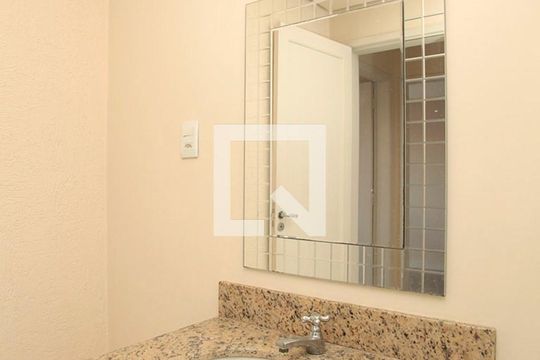 Banheiro de apartamento para alugar com 1 quarto, 53m² em Petrópolis, Porto Alegre