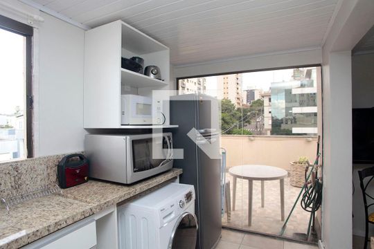 Cozinha c Churrasqueira + Área de Serviço 2 de apartamento à venda com 3 quartos, 137m² em Higienópolis, Porto Alegre
