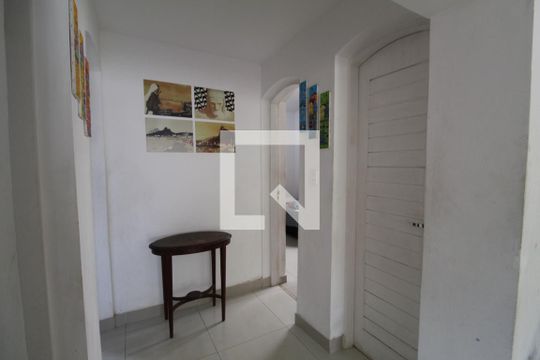 Hall entre cozinha, lavabo, despensa e suíte 3 de casa à venda com 4 quartos, 328m² em Freguesia (jacarepaguá), Rio de Janeiro