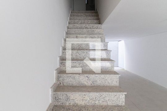 Escada Acesso Interno de casa à venda com 3 quartos, 164m² em Vila Nhocuné, São Paulo