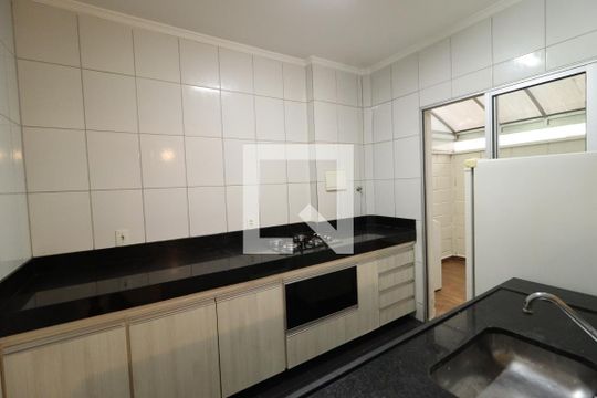 Cozinha de apartamento para alugar com 2 quartos, 55m² em Gávea, Uberlândia