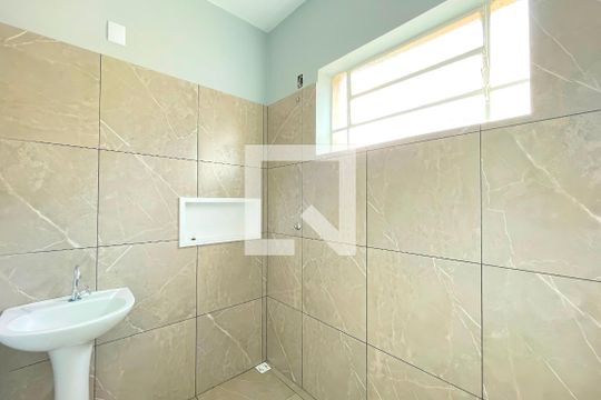 Banheiro de kitnet/studio à venda com 1 quarto, 24m² em Floresta, Porto Alegre