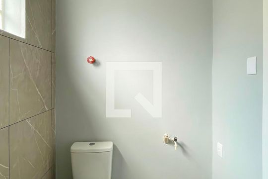 Banheiro de kitnet/studio à venda com 1 quarto, 24m² em Floresta, Porto Alegre