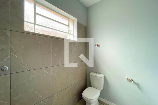 Banheiro de kitnet/studio à venda com 1 quarto, 24m² em Floresta, Porto Alegre