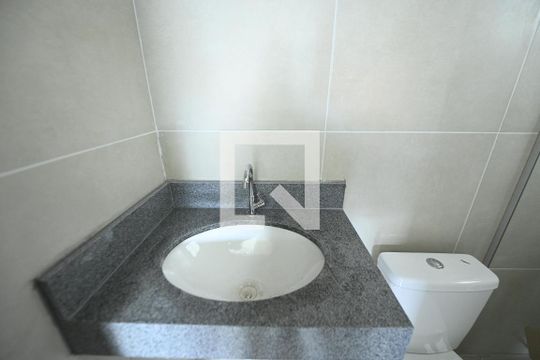 Banheiro da Suíte de casa para alugar com 3 quartos, 122m² em Recanto dos Emboabas, Aparecida de Goiânia