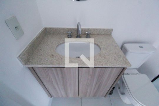 Banheiro de kitnet/studio para alugar com 1 quarto, 24m² em Belenzinho, São Paulo