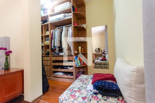 Closet quarto 2 de casa para alugar com 3 quartos, 220m² em Jardim Libano, São Paulo