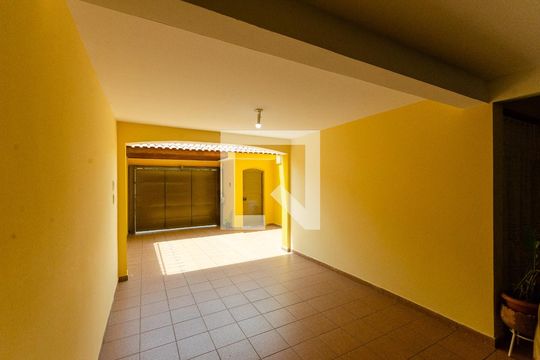 Garagem de casa para alugar com 3 quartos, 220m² em Jardim Libano, São Paulo