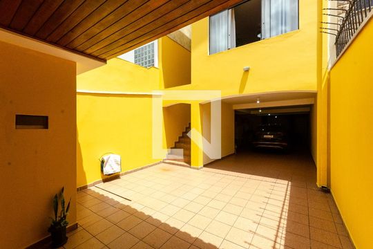 Garagem de casa para alugar com 3 quartos, 220m² em Jardim Libano, São Paulo