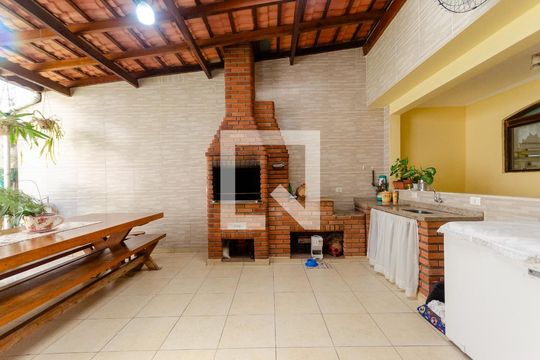 Churrasqueira de casa para alugar com 3 quartos, 220m² em Jardim Libano, São Paulo