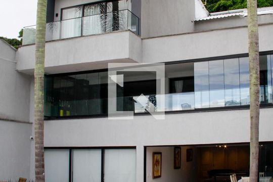 Fachada interna dos fundos de casa à venda com 4 quartos, 400m² em Barra da Tijuca, Rio de Janeiro