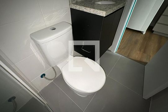 Banheiro de kitnet/studio para alugar com 1 quarto, 22m² em Água Verde, Curitiba