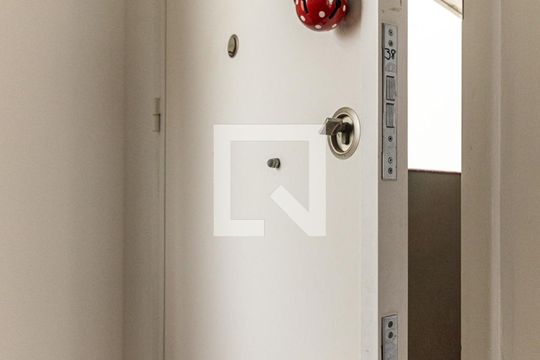 Porta Reforçada de apartamento para alugar com 2 quartos, 100m² em Santa Ifigênia, São Paulo